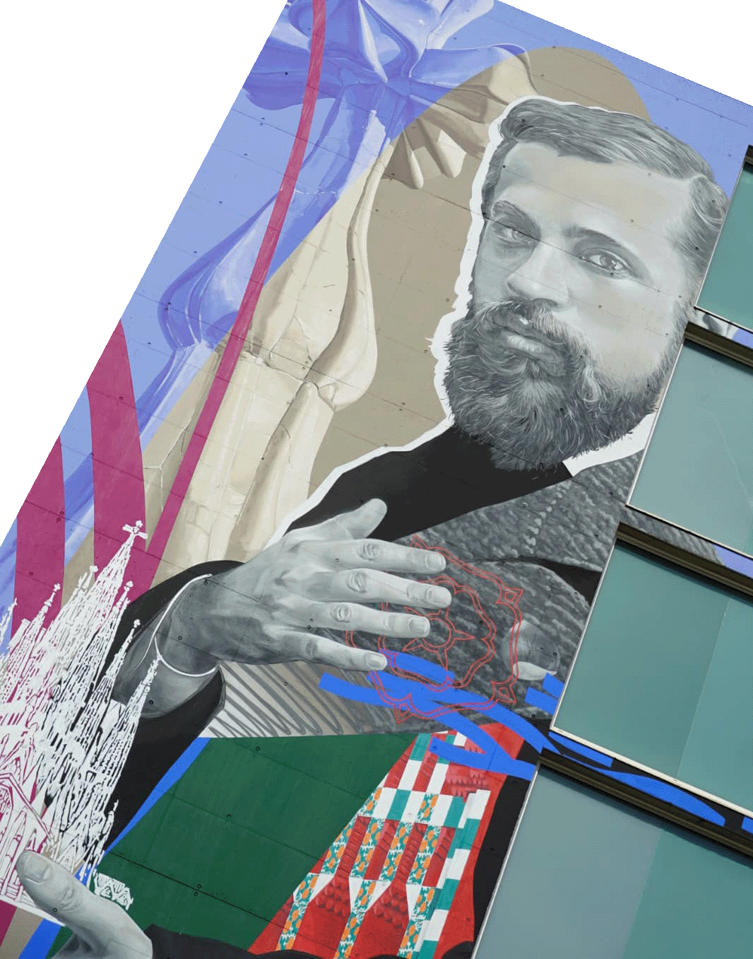 Mural urbano en Reus con el retrato de Antoni Gaudí sobre un fondo modernista de colores.