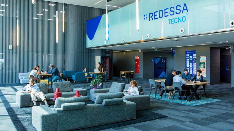 Zona de trabajo y descanso en el interior de un edificio del Tecnoparc de Reus.