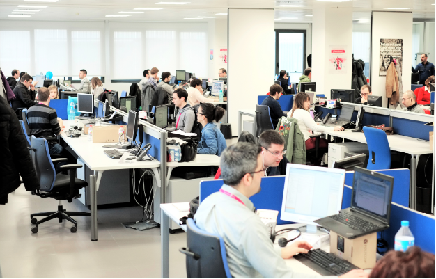 Equip de persones treballant a les oficines de les instal·lacions de REDESSA Tecno en taules. Equip de persones treballant a les oficines de les instal·lacions de REDESSA Tecno en taules.