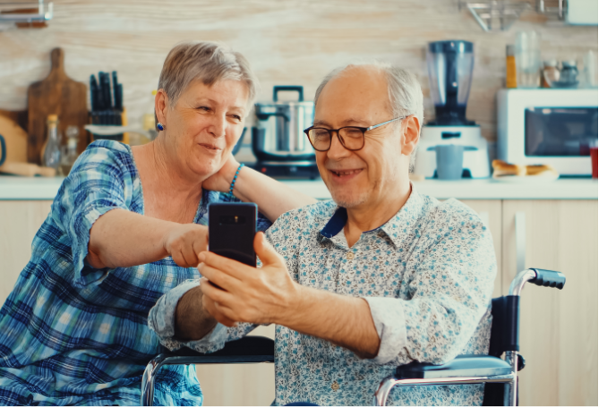 dues persones grans usant un telèfon mòbil